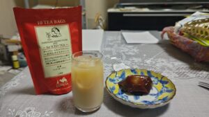 ダージリンセカンドフラッシュ2025のアイスミルクティーと栗の和菓子の盛り合わせ。