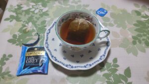 トワイニング レディグレイのティーバッグを入れた紅茶カップとパッケージ。柑橘系の香りが特徴。