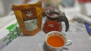 ルピシア ルイボスアールグレイのパッケージ、ガラスサーバー、カップに注がれた紅茶。カフェインレスで夜も楽しめる。