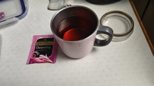 トワイニングのダージリンのティーバッグとマグの写真