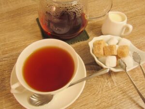 ディンブラ紅茶のティーセット。ミルクや角砂糖と一緒に楽しめる万能型セイロンティー