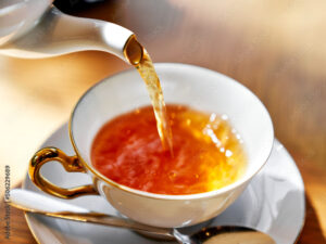 ケニア紅茶をカップに注ぐ様子。濃い色合いと力強い香りが特徴