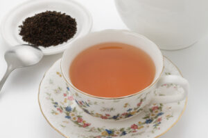 ウバ紅茶のカップと茶葉。爽やかな香りと力強い渋みが特徴のスリランカ産セイロンティー