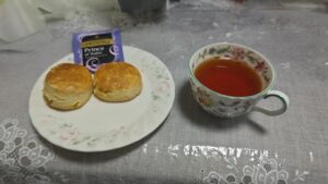 手作りスコーンとトワイニングのプリンスオブウェールズの紅茶